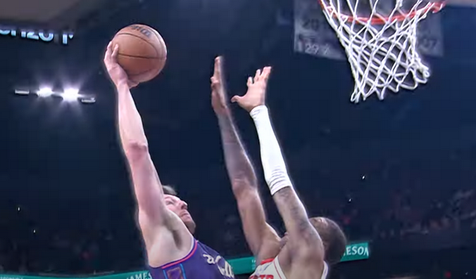 Gražiausias NBA nakties epizodas - galingas „Suns“ aukštaūgio dėjimas (VIDEO)